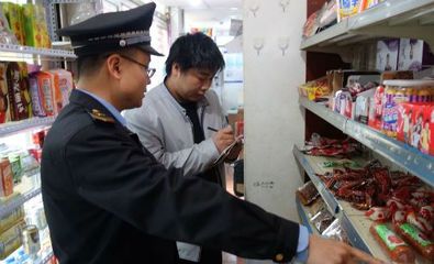 東城區專項抽檢 酒類經營與校園周邊“五毛零食”治理雙管齊下，超220件問題產品下架